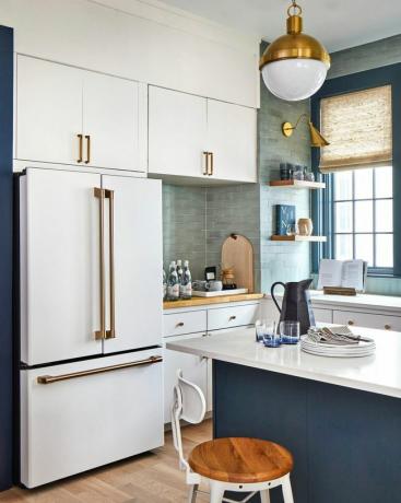 Real Simple Home 2022 с хладилник и синя боя с висок контраст